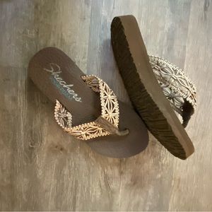 Skechers yoga foam flip flops size 6